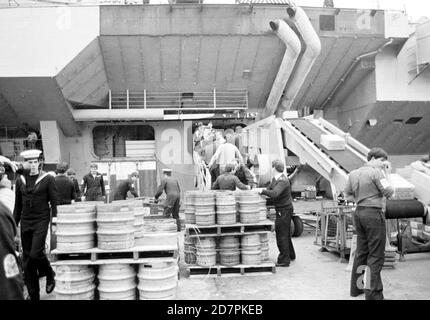 LES STOCKS DE BIÈRE SONT À BORD DU HMS HERMES ALORS QU'ELLE SE PRÉPARE À NAVIGUER VERS LES FALKLANDS. PORTSMOUTH 1982 Banque D'Images