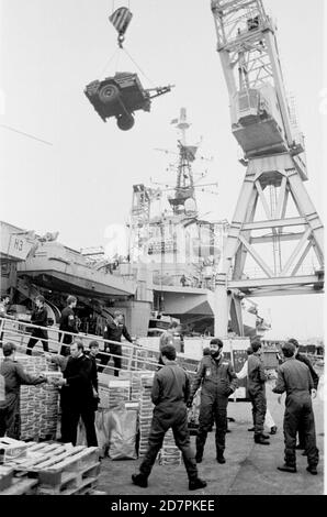 LES FOURNITURES VONT À BORD DU HMS HERMES ALORS QU'ELLE SE PRÉPARE À NAVIGUER POUR LES MALOUINES. 1982 PORTSMOUTH. Banque D'Images