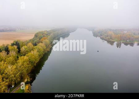 Photo de drone du lac Gebart lors d'une matinée d'automne brumeuse dans la ville de Zalaegerszeg, en Hongrie Banque D'Images