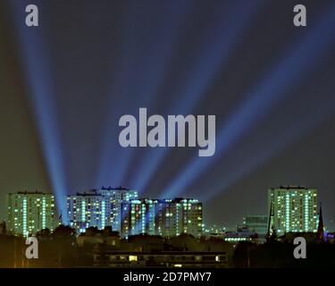 Glasgow, Écosse, Royaume-Uni, 24 octobre 2020 : L'exposition de lumière laser au-dessus de la ville a vu les tours dans le centre-ville fournir une toile de fond qui pourrait être vue à partir de 10 miles de distance comme des cercles de lumière dansaient sur les nuages comme ils ont été projetés du sol, peut-être à partir des jardins botaniques devant son spectacle de lueur glassante . .Credit: Gerard Ferry/Alamy Live News Banque D'Images