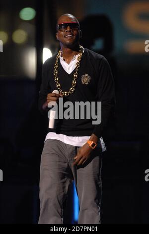 MIAMI GARDENS, FL - 01 JUIN : Kanye West se produit lors du concert Pepsi Smash Super Bowl au Dolphin Stadium le 1er février 2007 à Miami Gardens, en Floride. Crédit : mpi04/MediaPunch Banque D'Images