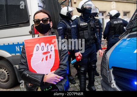 Une femme portant un masque facial tient un écriteau pendant la manifestation.le Tribunal constitutionnel a examiné la motion d'un groupe de députés concernant ce qu'on appelle l'avortement eugénique. De l'avis du Tribunal, un tel avortement, effectué en cas de suspicion d'anomalies fœtales graves, est incompatible avec la Constitution. Les femmes protestent contre cette décision. Banque D'Images