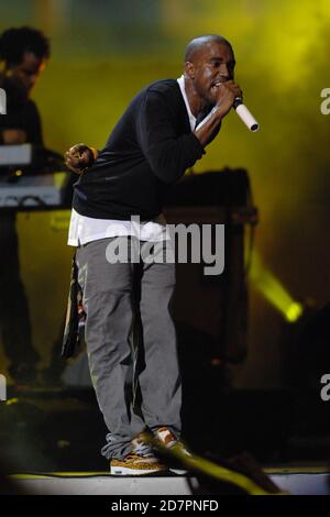 MIAMI GARDENS, FL - 01 JUIN : Kanye West se produit lors du concert Pepsi Smash Super Bowl au Dolphin Stadium le 1er février 2007 à Miami Gardens, en Floride. Crédit : mpi04/MediaPunch Banque D'Images