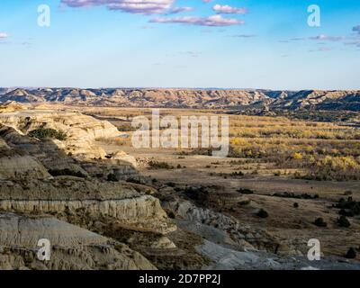 Couleurs d'automne le long de la rivière Little missouri dans les Badlands du parc national Theodore Roosevelt, Dakota du Nord, États-Unis Banque D'Images