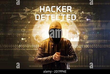 Hacker sans visage au travail avec HACKER DÉTECTÉ inscription, concept de sécurité informatique Banque D'Images