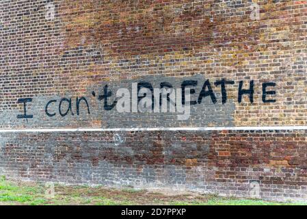 Je ne peux pas respirer. Graffiti BLM sur viaduc de brique dans Central Park, Chelmsford, Essex, Royaume-Uni, pendant la pandémie du coronavirus COVID 19. Référence George Floyd Banque D'Images