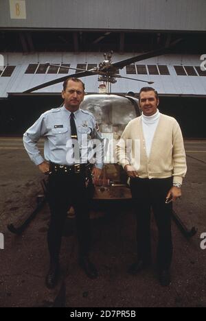 Les policiers se préparent à prendre le décollage pour une diffusion régulière de la circulation (Washington D.C.) vers. 1973 Banque D'Images