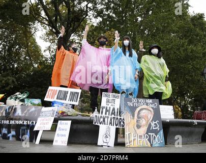 New York, États-Unis. 24 octobre 2020. Les manifestants thaïlandais ont salué à 3 doigts lors d'une manifestation pro-démocratie à Washington Square Park, à New York, le samedi 24 octobre 2020. Photo de John Angelillo/UPI crédit: UPI/Alay Live News Banque D'Images