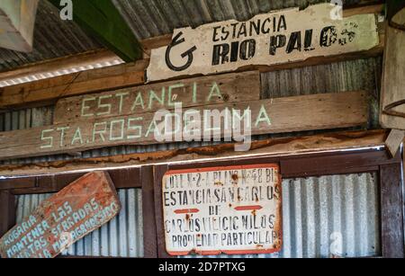 Île de Riesco, Chili - 12 décembre 2008 : ferme Posada Estancia Rio Verde. Collection d'anciennes plaques nominatives de ranch dans la grange. Banque D'Images