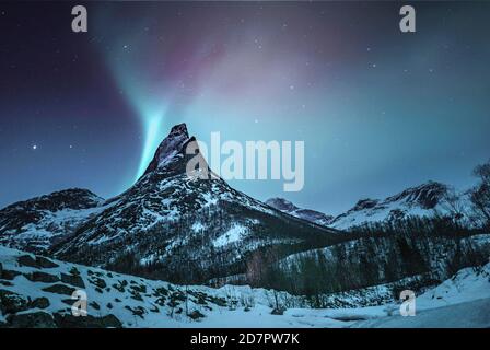Pic de montagne (Aurora borealis) Stetind, paysage arctique d'hiver, vue de nuit, ciel étoilé, aurores boréales Lumières du Nord, , Stetinden, Nordland Banque D'Images