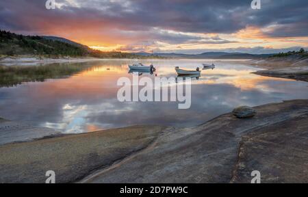 Bateaux de pêche ancrant dans un fjord au soleil de minuit, Nordland, Norvège Banque D'Images