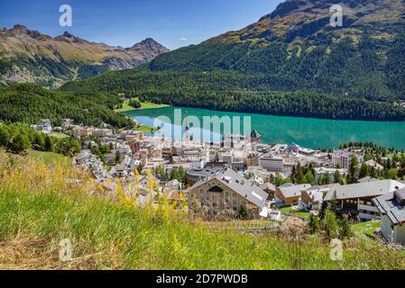 Vue d'ensemble du village avec le lac Saint-Moritz, Saint-Moritz, Alpes Bernina, haute-Engadine, Engadine, Grisons, Suisse Banque D'Images