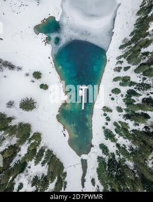 Vue aérienne, partiellement gelé Lac Cauma en hiver, Grisons, Suisse Banque D'Images