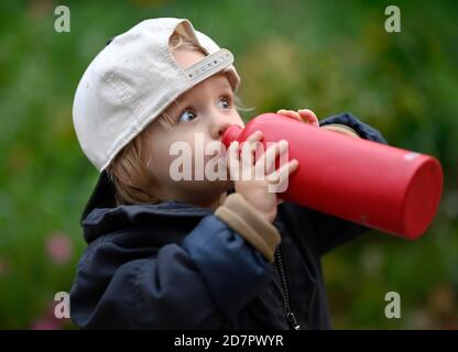 Enfant, garçon, 2 ans, boissons de bouteille d'eau, Stuttgart, Bade-Wurtemberg, Allemagne Banque D'Images