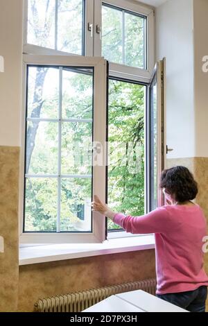 Diffusé en salle de classe, l'enseignant ouvre la fenêtre à l'air, Autriche Banque D'Images