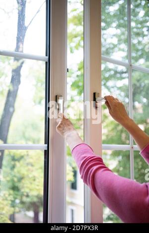 Diffusé en salle de classe, l'enseignant ouvre la fenêtre à l'air, Autriche Banque D'Images
