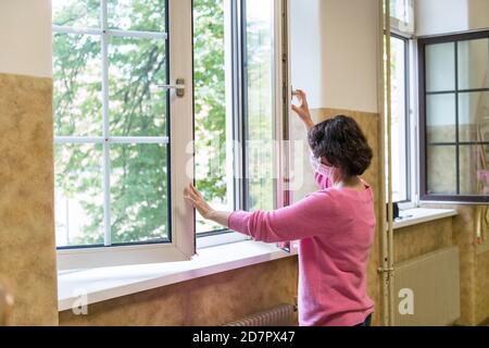 Diffusé en salle de classe, l'enseignant ouvre la fenêtre à l'air, Autriche Banque D'Images