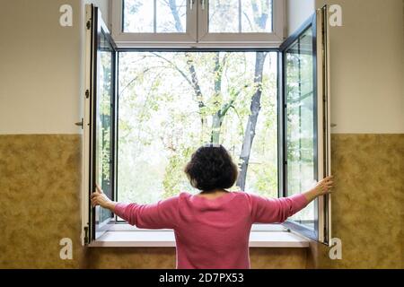 Diffusé en salle de classe, l'enseignant ouvre la fenêtre à l'air, Autriche Banque D'Images