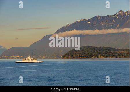 Le traversier de Bowen Island traverse Howe Sound jusqu'à Horseshoe Bay, Vancouver (Colombie-Britannique), Canada Banque D'Images