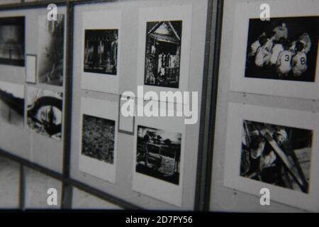 Fin années 1970 vintage noir annonce blanc photographie de travail d'art de photographie exposé sur un mur dans une galerie d'art en personne. Banque D'Images