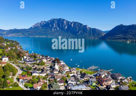 Enregistrement de drone, Unterach am Attersee avec Hoellengebirge, Salzkammergut, haute-Autriche, Autriche Banque D'Images