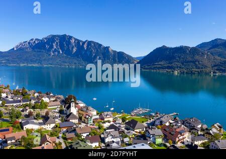 Enregistrement de drone, Unterach am Attersee avec Hoellengebirge, Salzkammergut, haute-Autriche, Autriche Banque D'Images