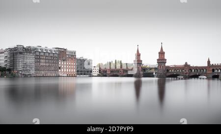 Le pont Oberbaum reliant les quartiers de Berlin Kreuzberg et Friedrichshain, Berlin, Allemagne Banque D'Images