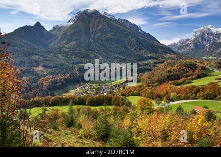 Vue d'ensemble du village avec Hochkalter et Reiteralpe, Ramsau, Alpes de Berchtesgadener, pays de Berchtesgadener, haute-Bavière, Bavière, Allemagne Banque D'Images