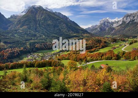 Vue d'ensemble du village avec Hochkalter et Reiteralpe, Ramsau, Alpes de Berchtesgadener, pays de Berchtesgadener, haute-Bavière, Bavière, Allemagne Banque D'Images