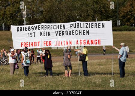 Démo contre les règles de corona sur les prés du Rhin, la liberté transparente pour Julian Assange, Duesseldorf, Rhénanie-du-Nord-Westphalie, Allemagne Banque D'Images