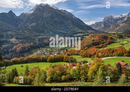 Vue d'ensemble du village avec Hochkalter et Reiteralpe, Ramsau, Alpes de Berchtesgadener, pays de Berchtesgadener, haute-Bavière, Bavière, Allemagne Banque D'Images