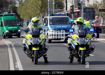 Deux policiers en motocycles et en voitures d'équipage, utilisés lors d'une manifestation contre les règles de la couronne, Düsseldorf, Rhénanie-du-Nord-Westphalie, Allemagne Banque D'Images