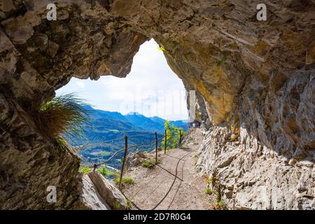 Motards de montagne sur le sentier de haute altitude à travers l'Ewige Wand, Bad Goisern, Salzkammergut, haute-Autriche, Autriche Banque D'Images