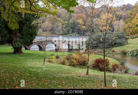 Pont au-dessus du lac à la propriété Stourhead National Trust près de Warminster dans Wiltshire, Royaume-Uni. Banque D'Images