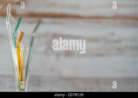 Pailles en verre avec fond en bois et espace de copie. Banque D'Images