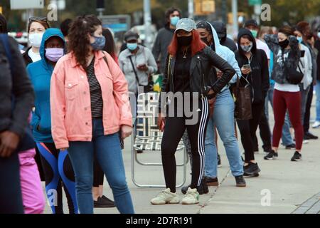 NEW YORK, NEW YORK : le 24 OCTOBRE 2020 - ouverture du vote par anticipation à New York, avec de grandes foules attendues attendant parfois deux heures ou plus pour voter au Brooklyn Museum le 24 octobre 2020 à Brooklyn, New York. Crédit photo : mpi43/MediaPunch Banque D'Images