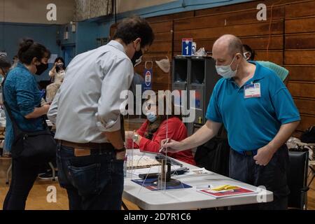 Brooklyn, États-Unis d'Amérique . 24 octobre 2020. Le sénateur de l'État de New York Andrew Gounardes saisit son bulletin de vote le premier jour du vote par anticipation à l'intérieur de notre Dame de l'aide perpétuelle dans le quartier de Sunset Park à Brooklyn, New York, le 24 octobre 2020. (Photo de Gabriele Holtermann/Sipa USA) photo prise avec la permission du sénateur. Credit: SIPA USA/Alay Live News Banque D'Images