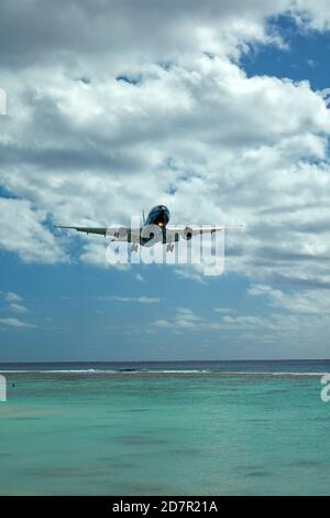 Atterrissage en avion d'Air New Zealand à l'aéroport international de Rarotonga, Avarua, Rarotonga, Îles Cook, Pacifique Sud Banque D'Images