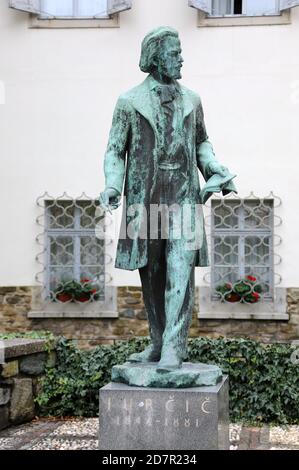 Statue du célèbre écrivain slovène Josip Jurcic à côté de Maribor Château en Slovénie Banque D'Images