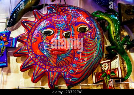 Coloré mexicain céramique soleil Lune artisanat Los Cabos Cabo San Lucas Mexique Banque D'Images