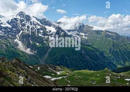 Paysage dans les Alpes, les plus hautes montagnes d'Europe. L'Autriche ou l'Italie en automne ou au printemps, temps nuageux et rochers par temps froid venteux, pré de grém Banque D'Images