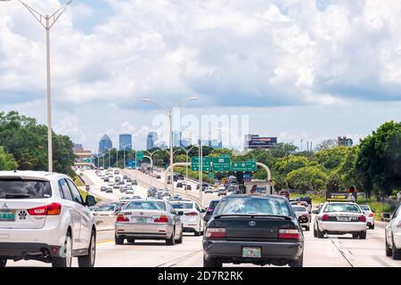 Tampa, Etats-Unis - 27 avril 2018: Route rue autoroute Interstate route verte flèche signe pour i75 sud à Tampa Floride avec texte Banque D'Images