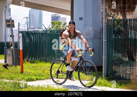 Tampa, États-Unis - 27 avril 2018: Centre-ville en Floride dans Ybor ville historique national quartier quartier et homme local franc sur vélo Banque D'Images