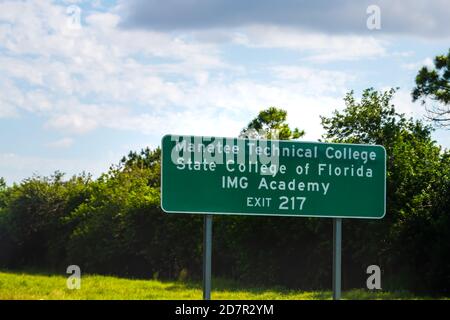 Tampa, Etats-Unis - 27 avril 2018 : route de la Floride avec panneau pour Manatee Technical College IMG Academy sortie avec SKY Banque D'Images