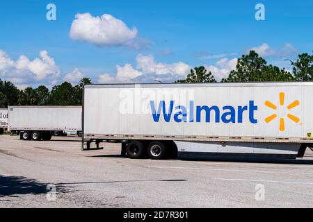 Ruskin, États-Unis - 27 avril 2018 : route 75 de l'autoroute de Floride à l'est de Tampa avec zone d'arrêt de repos et véhicule de livraison de camion pour Walmart et panneau Banque D'Images