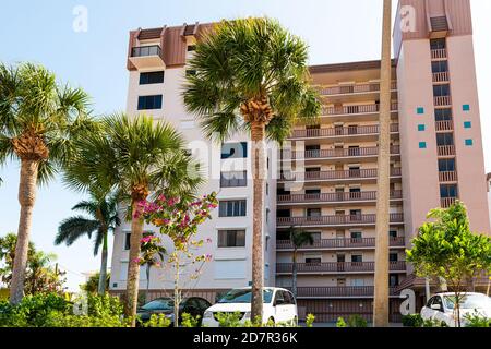 Fort Myers Beach, États-Unis - 29 avril 2018 : côte du golfe de Floride avec appartement d'hôtel, construction d'appartements, architecture de bord de mer et palmiers par temps ensoleillé Banque D'Images