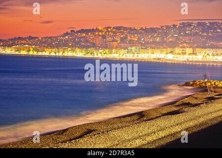 Vue nocturne sur la plage de Nice sur la Côte d'azur, Alpes Maritimes Banque D'Images