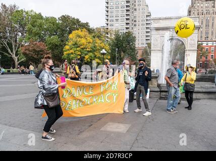 New York, États-Unis. 24 octobre 2020. Les membres de la rébellion d'extinction exécutent Dance for Democracy sur Washington Square Park. Ce groupe préconise le changement climatique et se rallie en faveur du premier jour de vote par anticipation. (Photo de Lev Radin/Pacific Press) crédit: Pacific Press Media production Corp./Alay Live News Banque D'Images