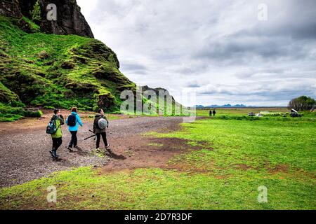 Seljalandsfoss, Islande - 14 juin 2018 : chute d'eau de Gljufrabui avec paysage d'été vert et tentes de camping avec des personnes sur la randonnée pédestre Banque D'Images