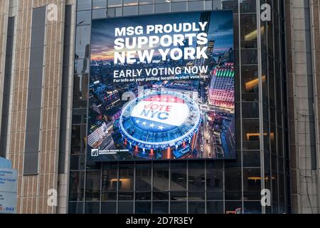 New York, États-Unis. 24 octobre 2020. Des milliers d'électeurs se sont rendus aux urnes tôt pour les élections générales à New York. Panneau d'affichage vu sur Madison Square Garden, l'un des lieux de vote tôt dans la ville. En raison de la pandémie COVID-19, de nombreux États ouvrent pour la première fois des bureaux de vote par anticipation, y compris dans l'État de New York. Le vote par anticipation à New York dure 9 jours jusqu'au 1er novembre 2020 et l'élection générale est le 3 novembre 2020. (Photo de Lev Radin/Pacific Press) crédit: Pacific Press Media production Corp./Alay Live News Banque D'Images